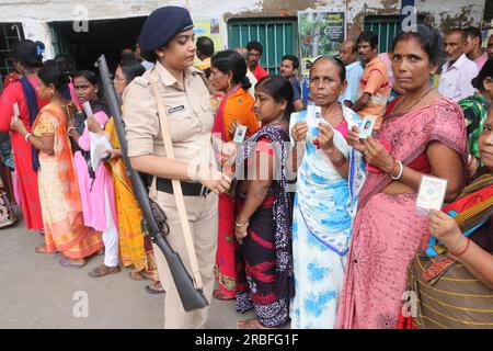 Kolkata, Inde. 08 juillet 2023. Les gens font la queue dans un bureau de vote pour voter lors des élections locales ou « Panchayat » du Bengale occidental, dans la banlieue de Kolkata, en Inde, le 8 juillet 2023. (Photo de Dipa Chakraborty/Pacific Press/Sipa USA) crédit : SIPA USA/Alamy Live News Banque D'Images