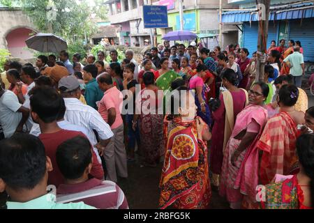 Kolkata, Inde. 08 juillet 2023. Les gens font la queue dans un bureau de vote pour voter lors des élections locales ou « Panchayat » du Bengale occidental, dans la banlieue de Kolkata, en Inde, le 8 juillet 2023. (Photo de Dipa Chakraborty/Pacific Press/Sipa USA) crédit : SIPA USA/Alamy Live News Banque D'Images