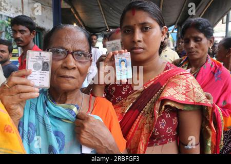 Kolkata, Inde. 08 juillet 2023. Les gens font la queue dans un bureau de vote pour voter lors des élections locales ou « Panchayat » du Bengale occidental, dans la banlieue de Kolkata, en Inde, le 8 juillet 2023. (Photo de Dipa Chakraborty/Pacific Press/Sipa USA) crédit : SIPA USA/Alamy Live News Banque D'Images