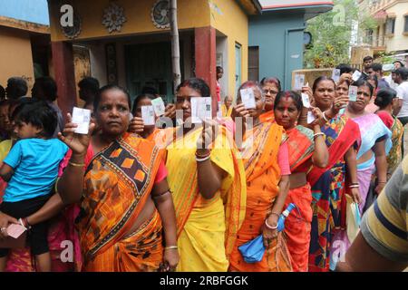 Kolkata, Inde. 08 juillet 2023. Les gens font la queue dans un bureau de vote pour voter lors des élections locales ou « Panchayat » du Bengale occidental, dans la banlieue de Kolkata, en Inde, le 8 juillet 2023. (Photo de Dipa Chakraborty/Pacific Press/Sipa USA) crédit : SIPA USA/Alamy Live News Banque D'Images