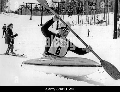 Waterville Valley, New Hampshire : avril 1972 les skieurs sont un peu surpris d'être dépassés par un kayakiste sur leur chemin vers le bas de la montagne, mais il est juste à l'entraînement pour le championnat White Water sur la rivière Mad ce week-end. Banque D'Images