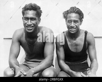 Long Beach, Californie : 15 juin 1924 les stars de natation hawaïennes Duke Kahanamoku (à gauche) et son jeune frère Sam lors d'une pause pendant les essais à la piscine olympique de long Beach pour les Jeux olympiques d'été de 1924. Duke a remporté la médaille d'or du 100 mètres freestyle aux Olympoics 1912 à Stockholm. Banque D'Images