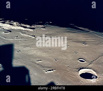 Lune : 20 juillet 1969 approche du site d'atterrissage Apollo 11 2 dans la mer de tranquillité du sud-ouest photographiée depuis le module lunaire Apollo 11 en orbite lunaire. Le site 2 est situé juste à droite du centre au bord de l'obscurité. Le cratère Maskelyne est le plus grand en bas à droite. Banque D'Images