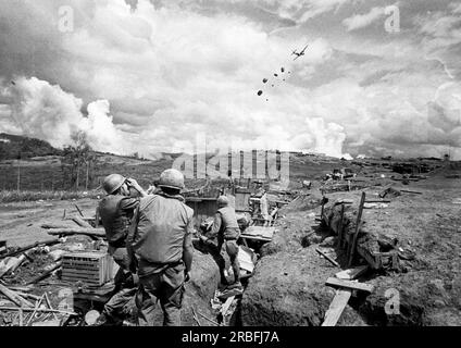 Ben Het, Vietnam : 28 juin 1969 A États-Unis L'avion cargo Caribou de l'Armée de l'Air laisse des provisions sous le couvert d'un écran de fumée aux forces spéciales assiégées de Green Beret qui ont été sous l'attaque communiste pendant les 55 derniers jours. Banque D'Images