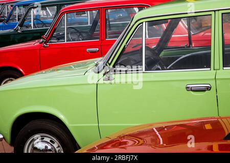 Les voitures soviétiques Avtovaz sont exposées lors du festival des véhicules anciens marquant la Journée des transports publics de Moscou sur les collines Sparrow dans la ville de Moscou, en Russie. Avtovaz est une entreprise russe de fabrication automobile appartenant à l'État. Il était autrefois nommé VAZ, un acronyme pour Volga Automotive Plant en russe Banque D'Images