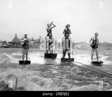 San Diego, Californie : 3 août 1926. Le seul Aquaplane Band au monde apaise les vagues en colère tout en les chevauchant - à 25 miles par heure! Banque D'Images