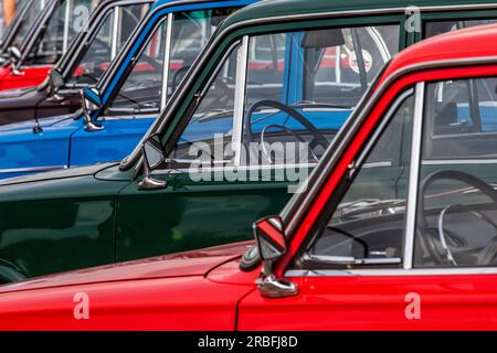 Les voitures soviétiques Avtovaz sont exposées lors du festival des véhicules anciens marquant la Journée des transports publics de Moscou sur les collines Sparrow dans la ville de Moscou, en Russie. Avtovaz est une entreprise russe de fabrication automobile appartenant à l'État. Il était autrefois nommé VAZ, un acronyme pour Volga Automotive Plant en russe Banque D'Images