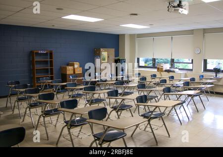 Salle de classe vide de l'american High School avec bureau et pas d'étudiants. Banque D'Images