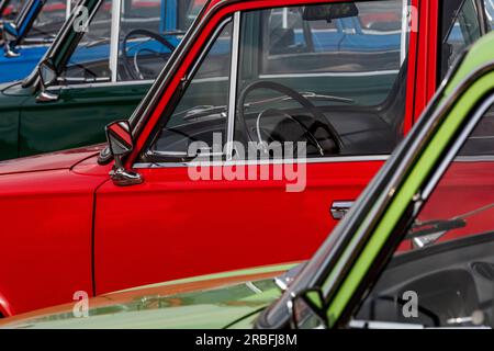 Les voitures soviétiques Avtovaz sont exposées lors du festival des véhicules anciens marquant la Journée des transports publics de Moscou sur les collines Sparrow dans la ville de Moscou, en Russie. Avtovaz est une entreprise russe de fabrication automobile appartenant à l'État. Il était autrefois nommé VAZ, un acronyme pour Volga Automotive Plant en russe Banque D'Images