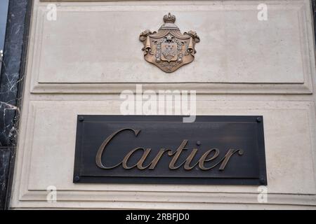 Paris, France - 07.02.2023 : emblème de la Boutique bijoux Cartier sur l'avenue des champs Elysées Banque D'Images