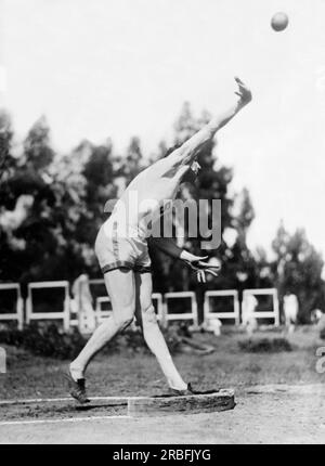 Stanford, Californie : 15 mai 1925 Glenn Hartranft, médaillé d'argent olympique de l'Université Stanford, bat le record du monde de poids réel à l'entraînement une semaine après avoir battu le record de lancer le disque. Banque D'Images