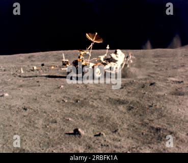 Moon : 23 avril 1972 l'astronaute John Young donne au Lunar Roving Vehicle un entraînement de vitesse dans la course du Grand Prix lors de la troisième activité extravéhiculaire Apollo 16 sur le site d'atterrissage de Descartes. Banque D'Images