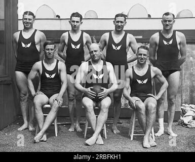 San Francisco, Californie : 1920 l'équipe de Water Polo du San Francisco Olympic Club, vainqueur du titre américain en 1920. Derrière G-D : Gardner, Steiger, Resleure, Smith. Avant G-D : Goodman, Carson, Schultz. Ils se rendront à Chicago pour les épreuves olympiques de natation qui se dérouleront dans le lagon de Lincoln Park et feront probablement partie de l’équipe des États-Unis aux Jeux Olympiques en Belgique. Banque D'Images