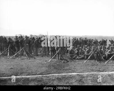 Pékin, Chine : 1937 soldats de l'armée chinoise campent à l'extérieur de Peiping en préparation de la lutte contre les envahisseurs japonais. Banque D'Images