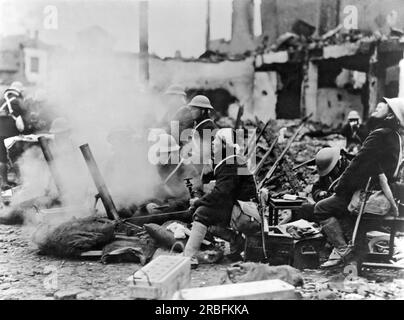 Shanghai, Chine : 1937. Les troupes japonaises utilisent des mortiers de tranchées dans les rues de Shanghai lors de leur invasion de la Chine. Banque D'Images