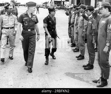 Bien Hoa, Vietnam : 6 janvier 1965 États-Unis Le commandant de la 3e escadre tactique de chasse de la Force aérienne, le colonel Robert Ackerly, escorte le chef d'État de la République du Vietnam Nguyen Van Thieu lors d'une tournée d'inspection de la base aérienne de bien Hoa. Banque D'Images