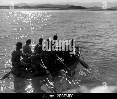 Wonsan, Corée : 26 octobre 1950 les grenouilles de démolition sous-marine de la marine débarrassent le port de Wonsan des mines en préparation d'un débarquement amphibie de 50 000 soldats. Banque D'Images