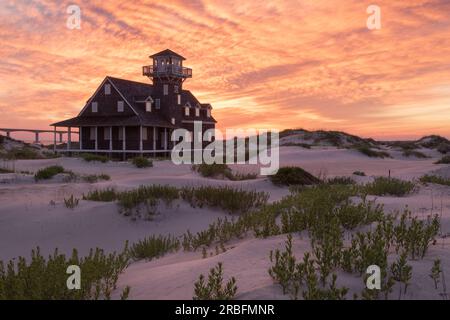 L'historique Pea Island Life Saving Station avec des dunes de sable sous un ciel ensoleillé spectaculaire à Outer Banks, Caroline du Nord Banque D'Images