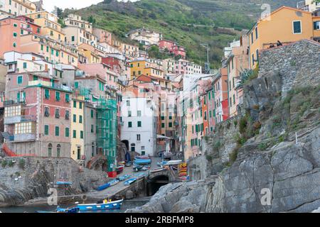 Riomaggiore Italie - avril 26 2011 ; Village de pêcheurs maisons Hillside construites du bord de l'eau dans la vallée jusqu'à la colline. Banque D'Images