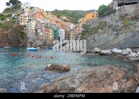 Riomaggiore Italie - avril 26 2011 ; Village de pêcheurs maisons Hillside construites du bord de l'eau dans la vallée jusqu'à la colline. Banque D'Images