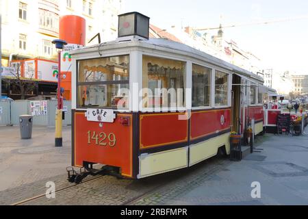 Prague, Tchèque 22 mars 2019 : café Tram rouge sur la place Venceslas à Prague. Tchèque : Vaclavske namesti . Place principale de la ville, centre d'affaires et culturel. Banque D'Images