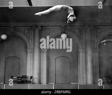 San Francisco, Californie : c. 1939 Championne nationale de plongée de tremplin Helen Crlenkovich montrant sa forme parfaite sur une plongée d'entraînement, Banque D'Images