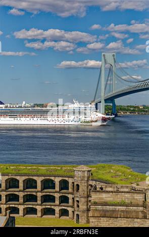 Norwegian Gem de Norwegian Cruise Line, en passant par fort Wadsworth tout en quittant le port de New York sous des nuages éparpillés. Banque D'Images