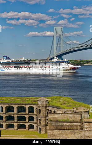 Norwegian Gem de Norwegian Cruise Line, en passant par fort Wadsworth tout en quittant le port de New York sous des nuages éparpillés. Banque D'Images