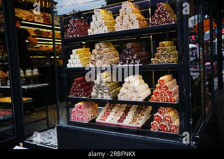 Délice turc de différents types - chocolat, fruits, pistaches - est empilé sur une vitrine à Istanbul Banque D'Images