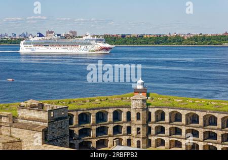 Norwegian Gem de Norwegian Cruise Line, en passant par fort Wadsworth tout en quittant le port de New York sous des nuages éparpillés. Banque D'Images