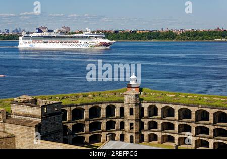 Norwegian Gem de Norwegian Cruise Line, en passant par fort Wadsworth tout en quittant le port de New York sous des nuages éparpillés. Banque D'Images