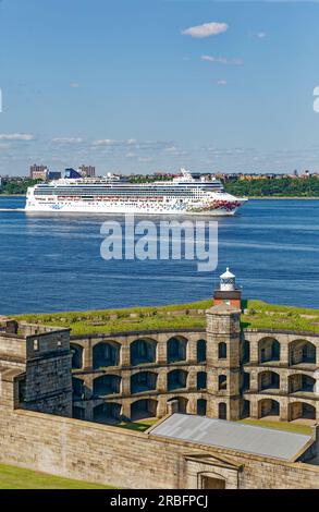 Norwegian Gem de Norwegian Cruise Line, en passant par fort Wadsworth tout en quittant le port de New York sous des nuages éparpillés. Banque D'Images