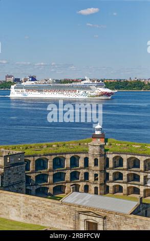 Norwegian Gem de Norwegian Cruise Line, en passant par fort Wadsworth tout en quittant le port de New York sous des nuages éparpillés. Banque D'Images