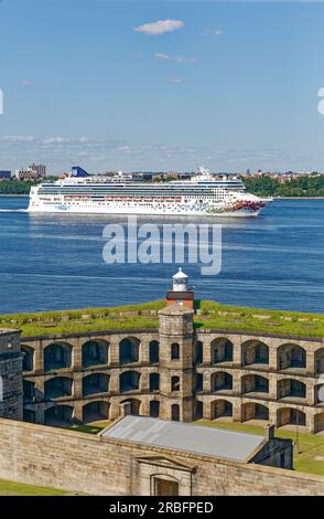 Norwegian Gem de Norwegian Cruise Line, en passant par fort Wadsworth tout en quittant le port de New York sous des nuages éparpillés. Banque D'Images