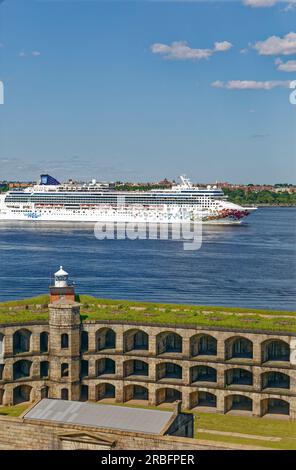 Norwegian Gem de Norwegian Cruise Line, en passant par fort Wadsworth tout en quittant le port de New York sous des nuages éparpillés. Banque D'Images