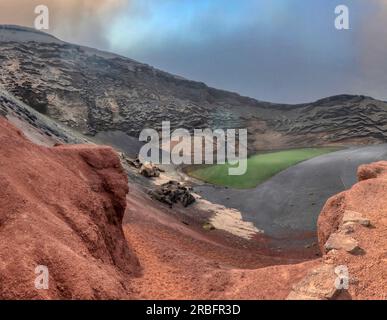 El Charco Verde ou Charco de los Clicos, est une lagune située à côté du village d'El Golfo, municipalité de Yaiza, dans le parc national de Timanfaya Banque D'Images