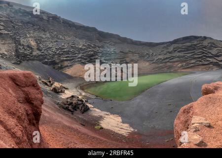 El Charco Verde ou Charco de los Clicos, est une lagune située à côté du village d'El Golfo, municipalité de Yaiza, dans le parc national de Timanfaya Banque D'Images