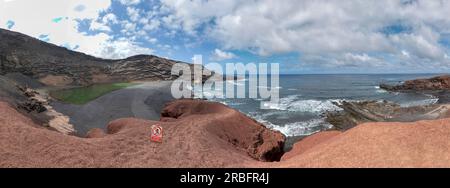 Vue imprenable où nous voyons la lagune d'El Charco Verde ou Charco de los Clicos et les plages de Los Ciclos et El Golfo, dans le Timanfaya National Banque D'Images