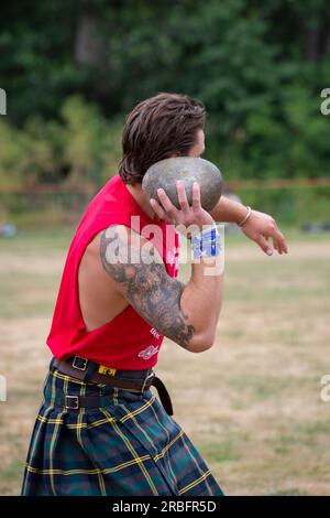 Un athlète participe à l'épreuve de lancer de pierres aux Jeux des Highlands de Skagit Valley à Mount Vernon, Washington, le samedi 8 juillet 2023. Banque D'Images