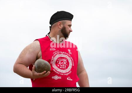 Un athlète se prépare pour la compétition de lancer de pierre aux Jeux des Highlands de Skagit Valley à Mount Vernon, Washington, le samedi 8 juillet 2023. Banque D'Images