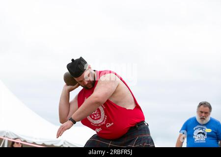 Un athlète participe à l'épreuve de lancer de pierres aux Jeux des Highlands de Skagit Valley à Mount Vernon, Washington, le samedi 8 juillet 2023. Banque D'Images