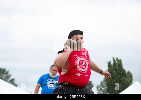 Un athlète participe à l'épreuve de lancer de pierres aux Jeux des Highlands de Skagit Valley à Mount Vernon, Washington, le samedi 8 juillet 2023. Banque D'Images