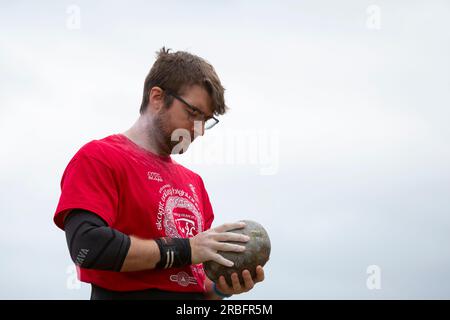 Un athlète se prépare pour la compétition de lancer de pierre aux Jeux des Highlands de Skagit Valley à Mount Vernon, Washington, le samedi 8 juillet 2023. Banque D'Images