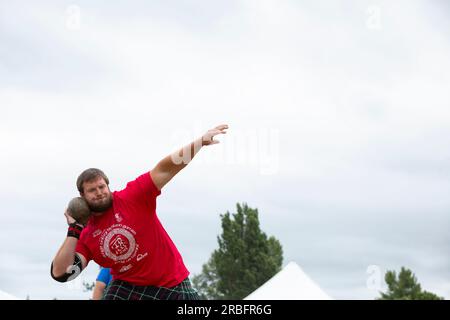 Un athlète participe à l'épreuve de lancer de pierres aux Jeux des Highlands de Skagit Valley à Mount Vernon, Washington, le samedi 8 juillet 2023. Banque D'Images