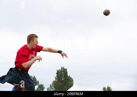 Un athlète termine un lancer dans la compétition de lancer de pierre aux Jeux des Highlands de Skagit Valley à Mount Vernon, Washington, le samedi 8 juillet 2023. Banque D'Images