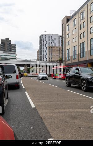 Trafic londonien. Maisons et pont. Avion dans le ciel. Wyde Road. Banque D'Images