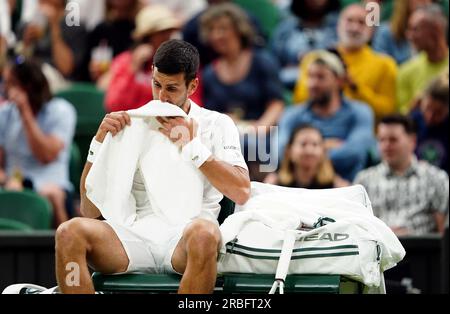 Novak Djokovic dans sa chaise lors d'un changement de fin de match contre Hubert Hurkacz (non représenté) le septième jour des Championnats de Wimbledon 2023 au All England Lawn tennis and Croquet Club à Wimbledon. Date de la photo : dimanche 9 juillet 2023. Banque D'Images