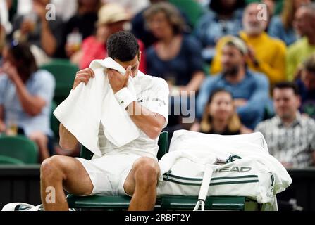 Novak Djokovic dans sa chaise lors d'un changement de fin de match contre Hubert Hurkacz (non représenté) le septième jour des Championnats de Wimbledon 2023 au All England Lawn tennis and Croquet Club à Wimbledon. Date de la photo : dimanche 9 juillet 2023. Banque D'Images