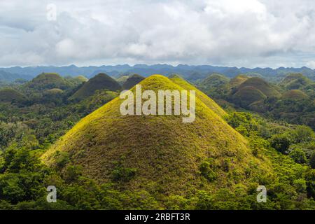 Chocolate Hills, l'attraction touristique la plus célèbre de Bohol, Philippines. Ciel nuageux dramatique avec espace de copie pour le texte, coucher de soleil Banque D'Images