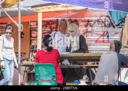 7-19-2019 Tbilissi Géorgie - tout le monde aime une bonne affaire - trois femmes dont une dans un hijab avec le visage couvert look un bijou au marché Dry Bridge en T. Banque D'Images